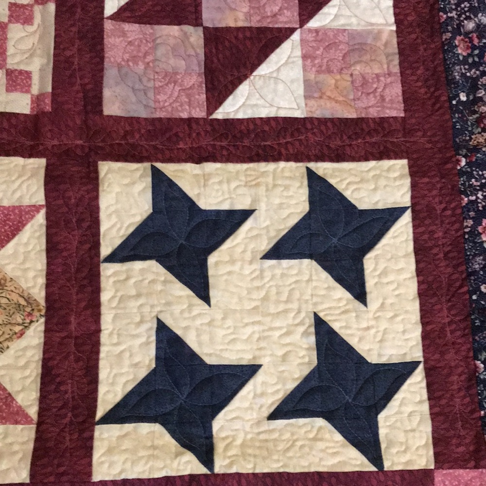 - Beautiful HANDMADE LAP QUILT - Picture 6 of 11